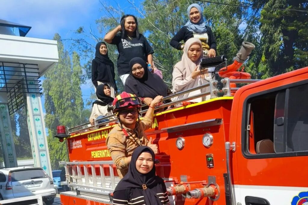 Pegawai Sekretariat DPRD Banjarbaru dilatih padamkan kebakaran